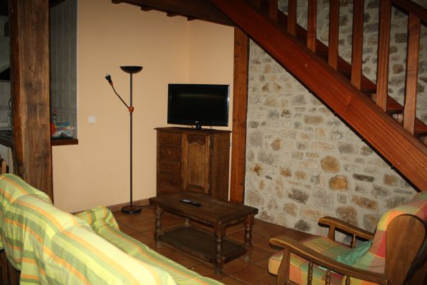 Salón de un apartamento, con la escalera de madera