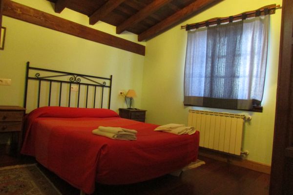 Dormitorio de un apartamento, con cama doble