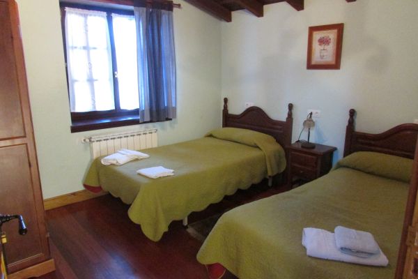 Dormitorio de un apartamento, con dos camas