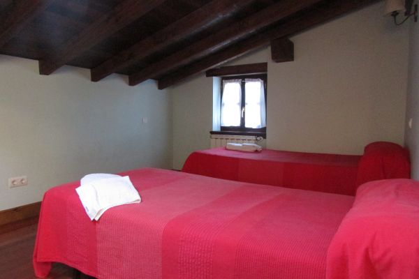 Dormitorio abuhardillado de un apartamento