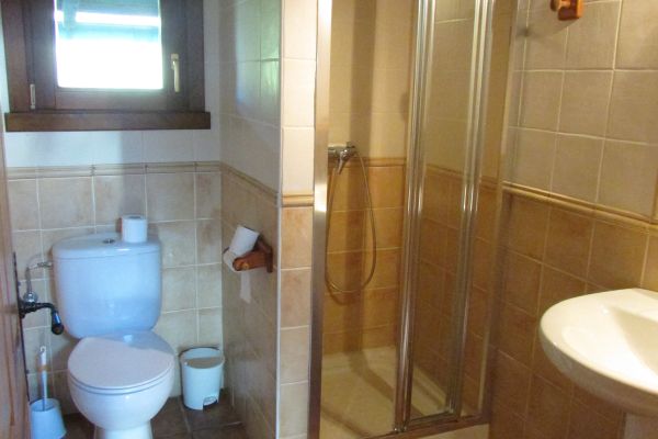 Baño con ducha de un apartamento