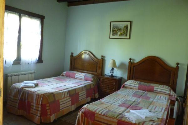 Dormitorio de un apartamento, con dos camas
