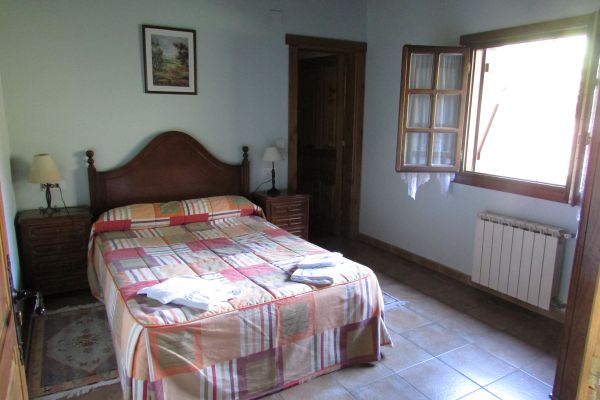 Dormitorio de un apartamento, con cama doble