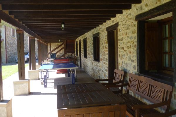 Porche con mesas y ping-pong